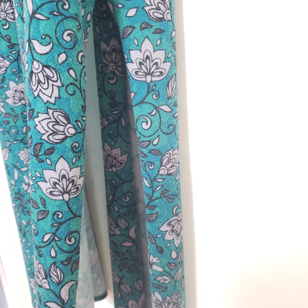 Lularoe Floral Pattern Throwover - image 4